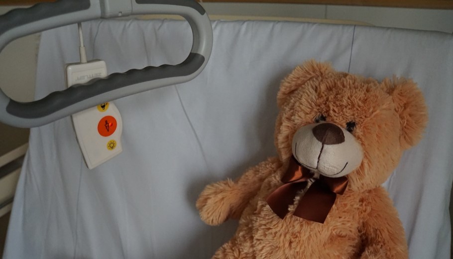 Λούτρινο αρκουδάκι σε κρεβάτι παιδιατρικού νοσοκομείου © Pixabay