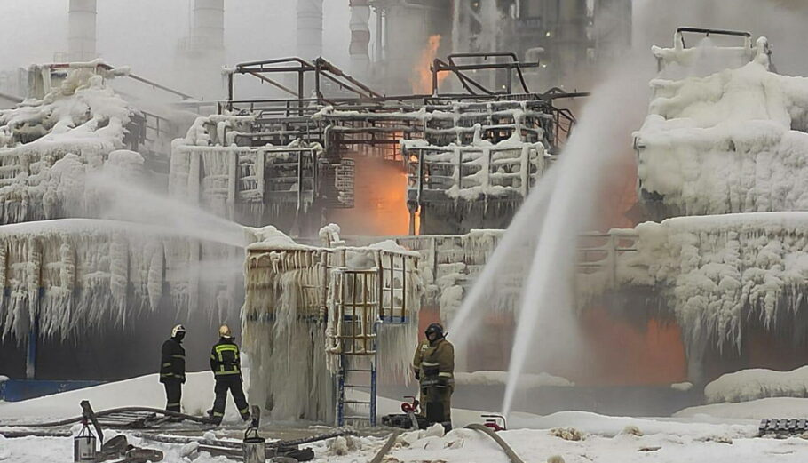Πυρκαγια μετά από επίθεση στον σταθμό αερίου Novatek © EPA/YURI ZAPALATSKIY