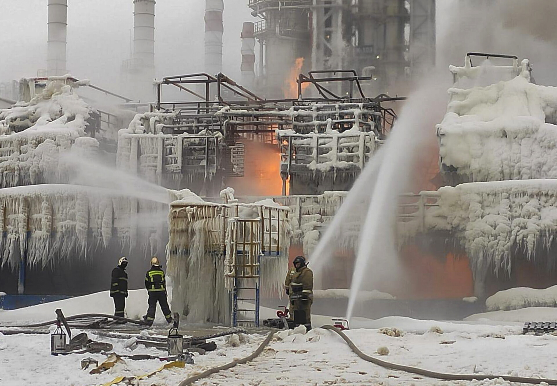 Πυρκαγια μετά από επίθεση στον σταθμό αερίου Novatek © EPA/YURI ZAPALATSKIY