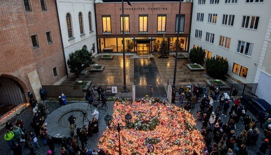 Άνθρωποι αποτίουν φόρο τιμής μπροστά από το κεντρικό κτίριο του πανεπιστημίου μετά από μαζικούς πυροβολισμούς στο κτίριο της Φιλοσοφικής Σχολής του Πανεπιστημίου του Καρόλου στο κέντρο της Πράγας, Τσεχία @EPA/MARTIN DIVISEK