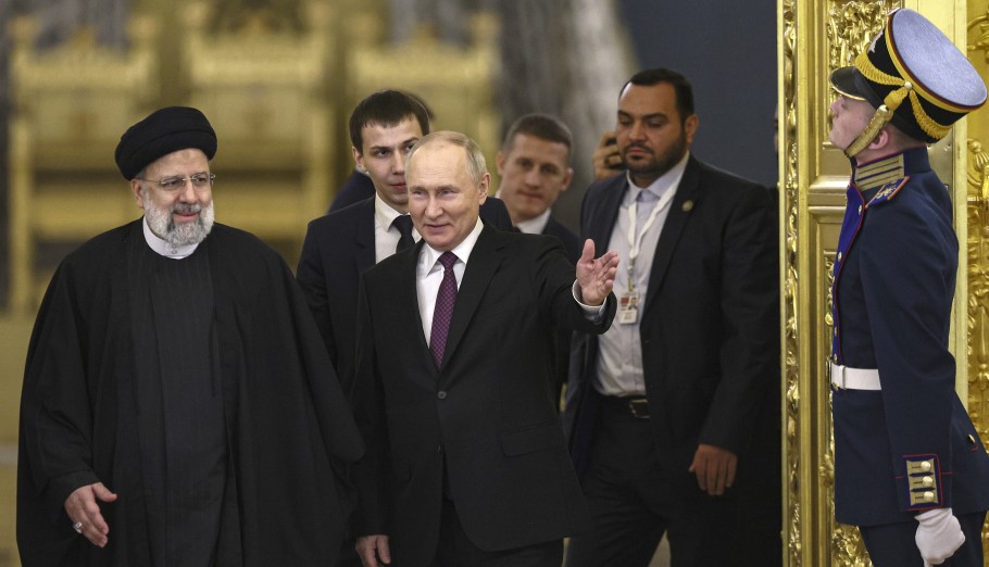 Βλαντίμιρ Πούτιν και Εμπραχίμ Ραϊσί © EPA/SERGEI BOBYLEV / KREMLIN POOL
