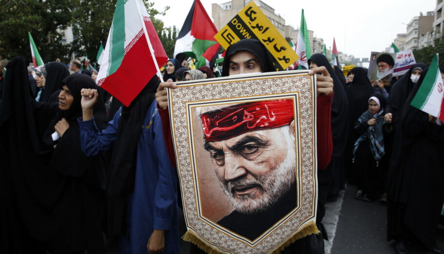 Πανό με τη φωτογραφία του Σουλεϊμανί σε διαδήλωση στο Ιράν © EPA/ABEDIN TAHERKENAREH