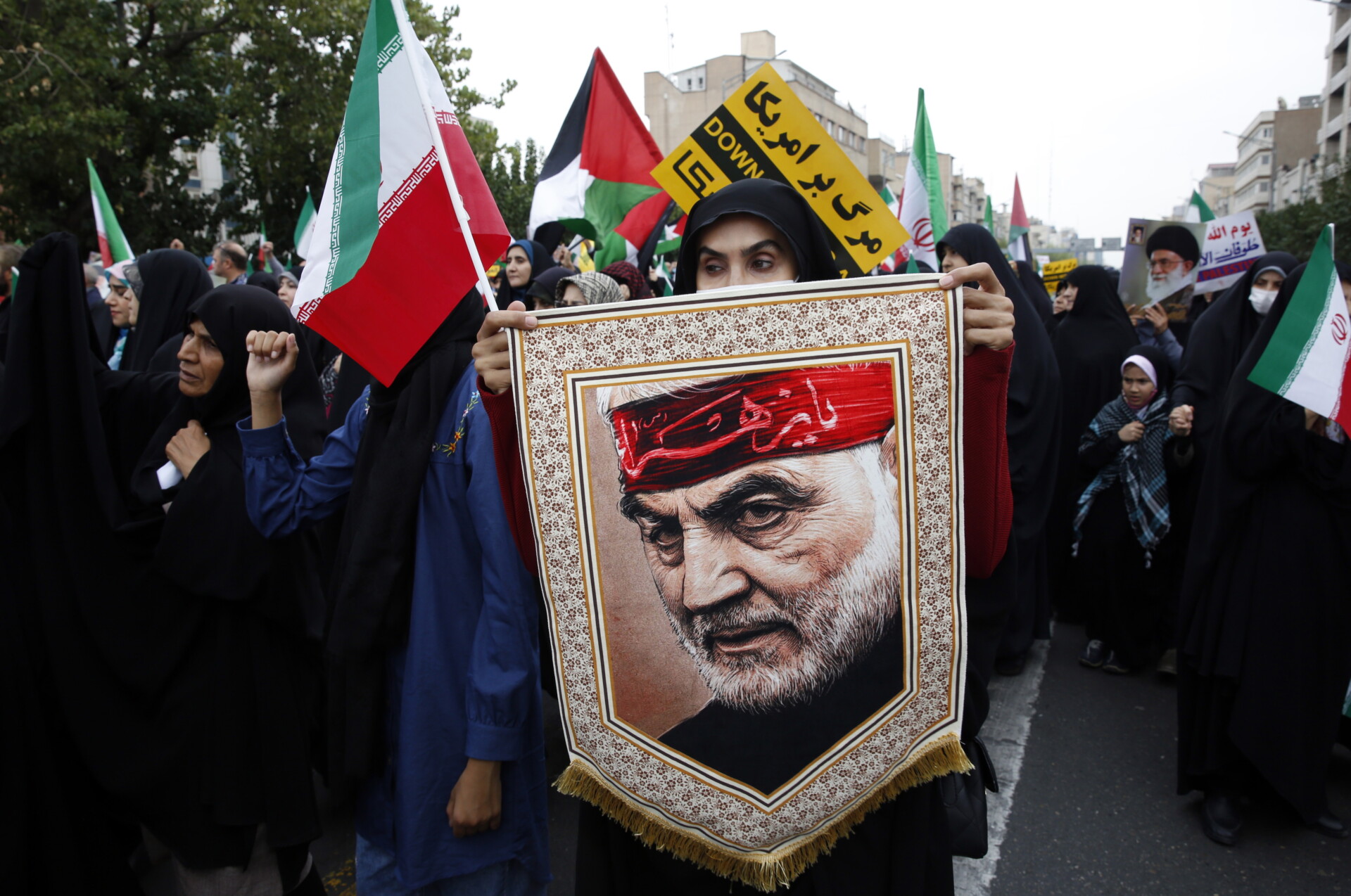 Πανό με τη φωτογραφία του Σουλεϊμανί σε διαδήλωση στο Ιράν © EPA/ABEDIN TAHERKENAREH