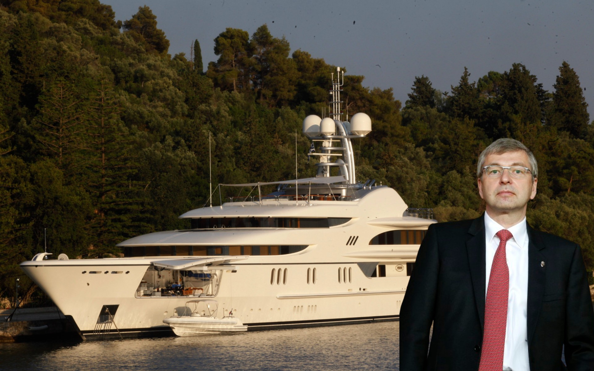 Ο Ρώσος δισεκατομμυριούχος, Ντμίτρι Ριμπολόβλεφ, ιδιοκτήτης του Σκορπιου, με φόντο το νησάκι του Ιονίου © Eurokinissi / EPA/SEBASTIEN NOGIER / powergame.gr