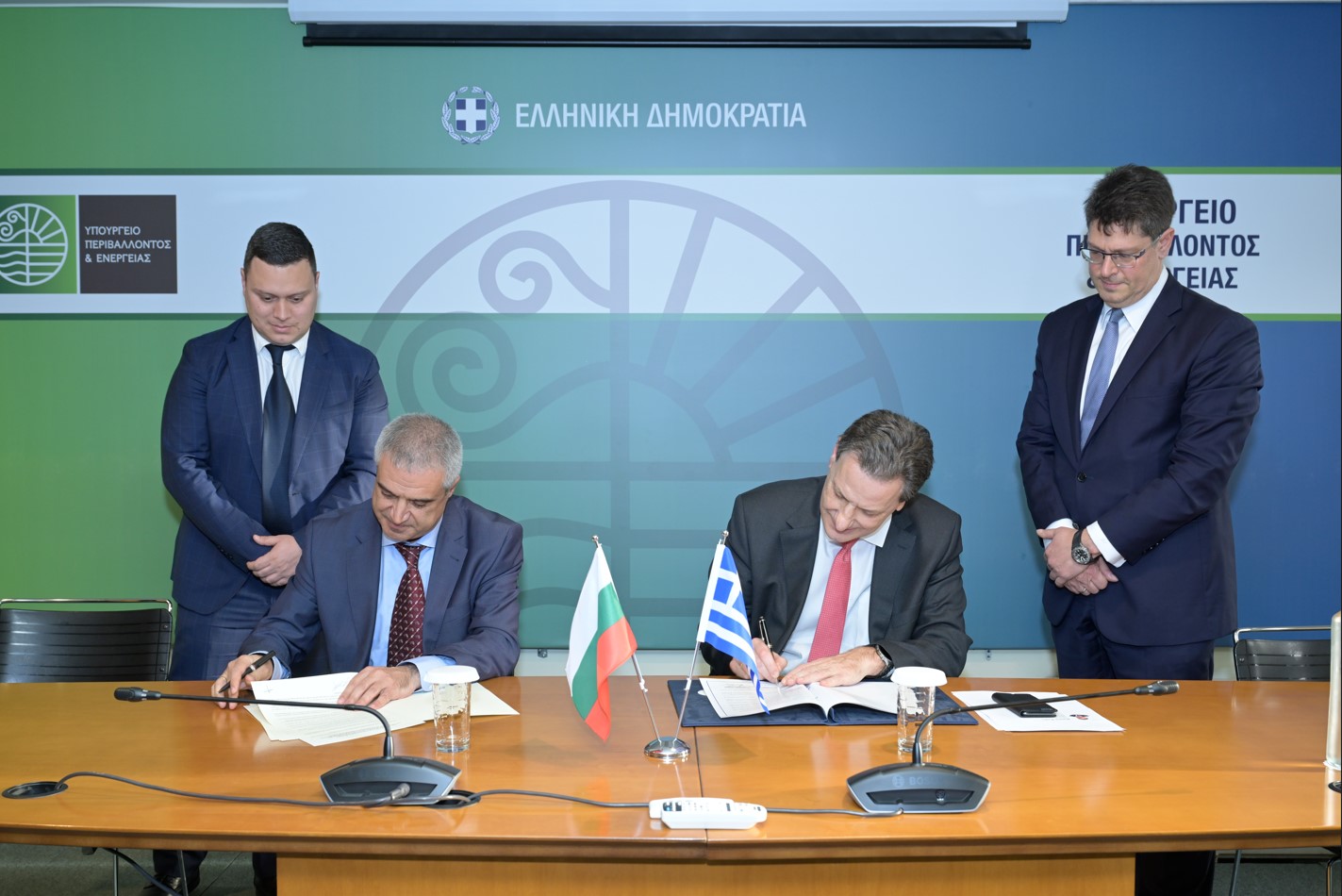 Ο Υπουργός Περιβάλλοντος και Ενέργειας, Θεόδωρος Σκυλακάκης, ο Βούλγαρος ομόλογός του, Ρούμεν Ράντεφ, υπογράφουν το MoU © ΔΤ