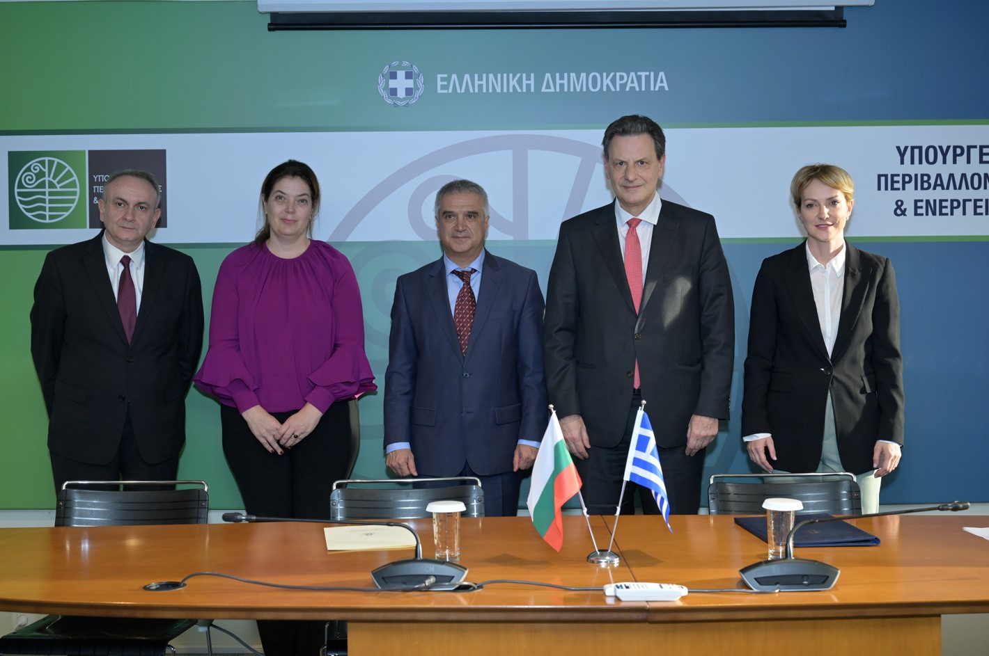 Ο Υπουργός Περιβάλλοντος και Ενέργειας, Θεόδωρος Σκυλακάκης, ο Βούλγαρος ομόλογός του, Ρούμεν Ράντεφ, η υφυπουργός Αλεξάνδρα Σδούκου, η υφυπουργός της Βουλγαρίας Ίβα Πετρόβα και ο Πρέσβης της Βουλγαρίας στην Αθήνα, Βαλεντίν Ποριάζοβ © ΔΤ