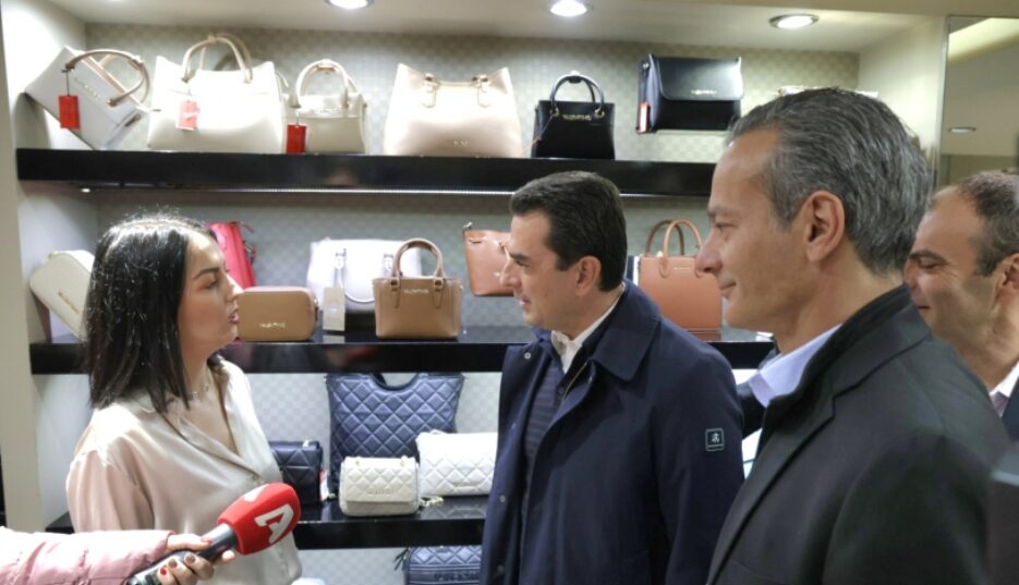 Ο υπουργός Ανάπτυξης, Κώστας Σκρέκας, και ο πρόεδρος του Εμπορικού Συλλόγου Αθηνών, Σταύρος Καφούνης, επισκέφτηκαν καταστήματα στην Ερμού © ΕΣΑ