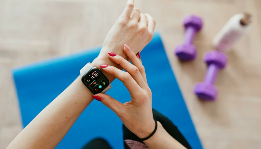 Γυμναστική στο σπίτι με τη χρήση smartwatch © Pexels