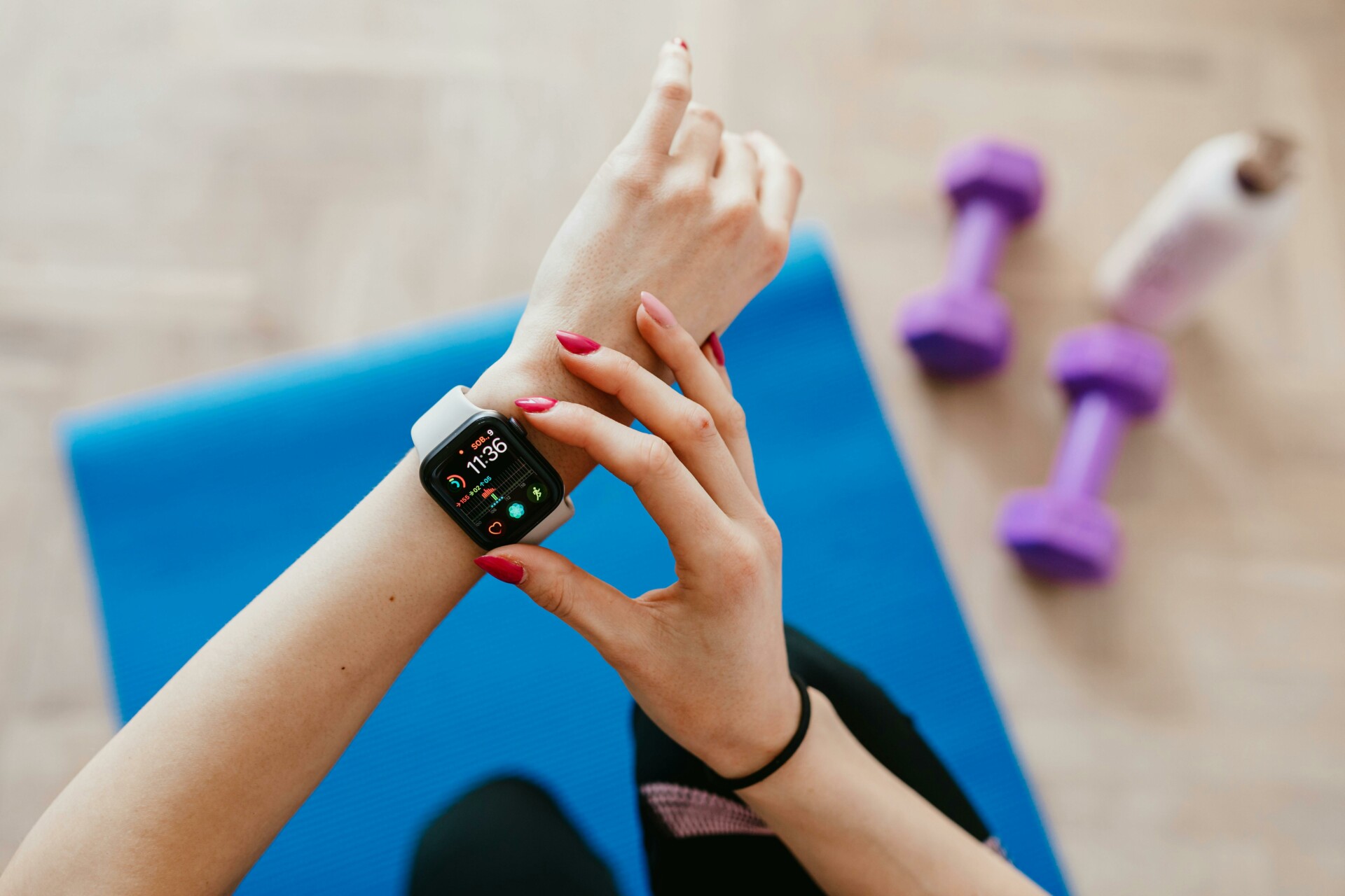 Γυμναστική στο σπίτι με τη χρήση smartwatch © Pexels