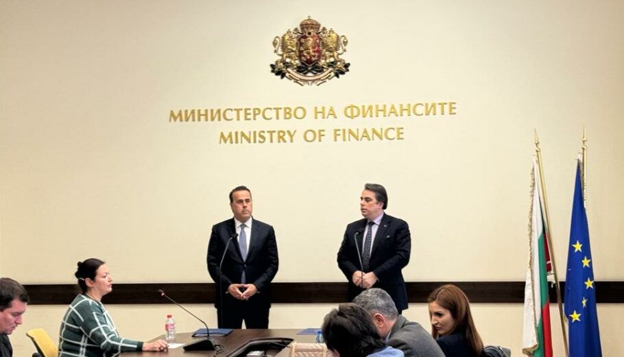 Ο υπουργός Επικρατείας, Σταύρος Παπασταύρου, με τον Βούλγαρο υπουργό Οικονομικών, Ασσέν Βασίλεφ © ΑΠΕ-ΜΠΕ