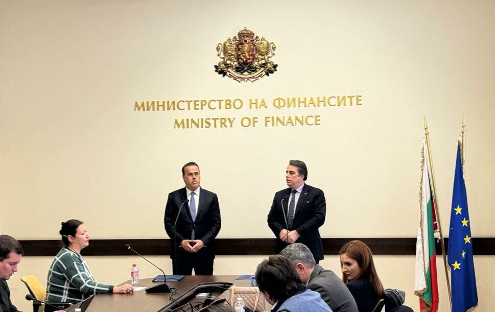 Ο υπουργός Επικρατείας, Σταύρος Παπασταύρου, με τον Βούλγαρο υπουργό Οικονομικών, Ασσέν Βασίλεφ © ΑΠΕ-ΜΠΕ