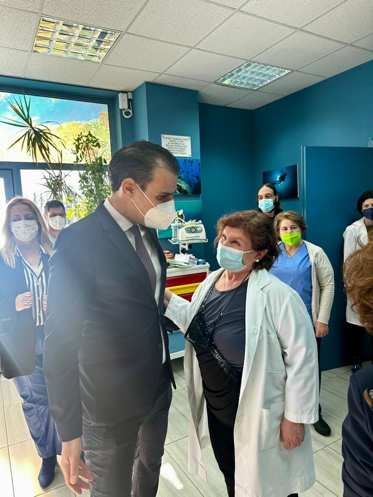 Ο υφυπουργός Υγείας, Μάριος Θεμιστοκλέους, με νοσηλευτικό προσωπικό στο Γενικό Νοσοκομείο Θεσσαλονίκης «Άγιος Παύλος» © Υπουργείο Υγείας