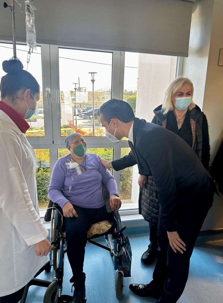 Ο υφυπουργός Υγείας, Μάριος Θεμιστοκλέους, με ασθενή στο Γενικό Νοσοκομείο Θεσσαλονίκης «Άγιος Παύλος» © Υπουργείο Υγείας