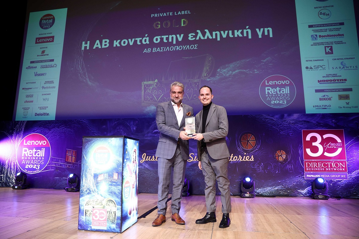 Στελέχη της εταιρείας ΑΒ Βασιλόπουλος παραλαμβάνουν τα βραβεία@ΔΤ