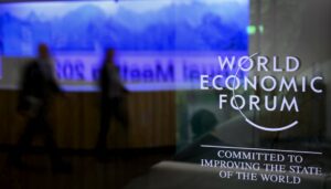 Παγκόσμιο Οικονομικό Φόρουμ: Alert για φρένο της οικονομίας