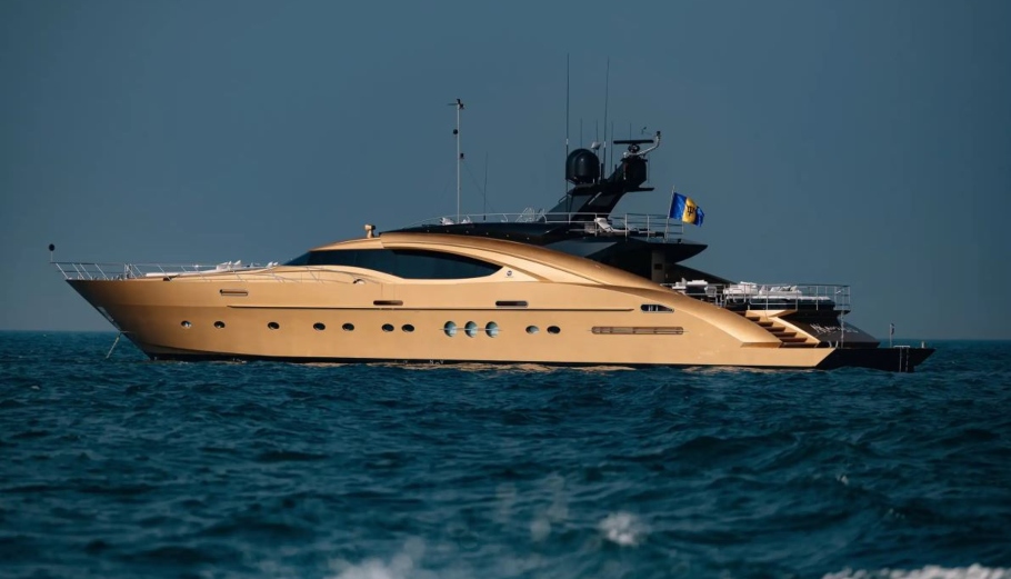 Το γιοτ ΑΚ Royalty @ https://www.burgessyachts.com/en/charter-a-yacht/yachts-for-charter/ak-royalty-00000661