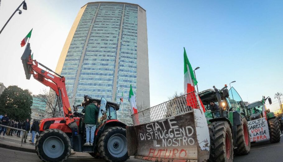 Ιταλοί αγρότες με τα τρακτέρ τους στον ουρανοξύστη Pirelli, στο Μιλάνο © EPA/MATTEO CORNER