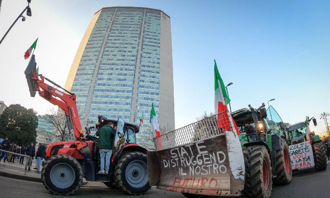 Ιταλοί αγρότες με τα τρακτέρ τους στον ουρανοξύστη Pirelli, στο Μιλάνο © EPA/MATTEO CORNER