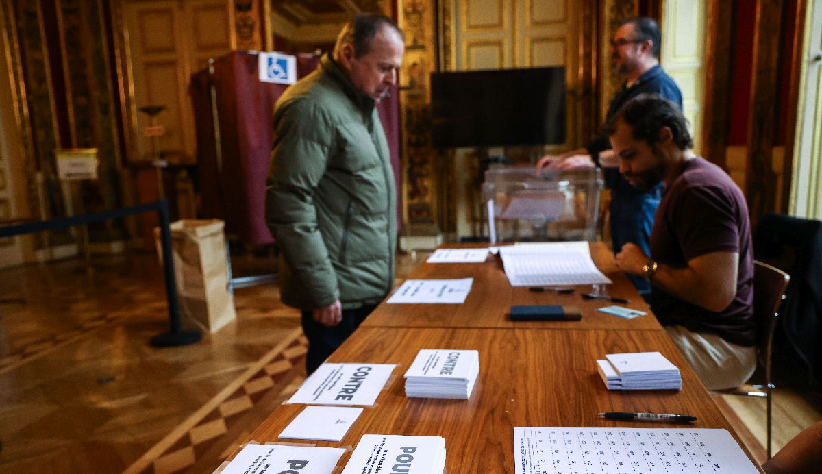 Δημοψήφισμα στο Παρίσι για τα υψηλότερα τέλη στάθμευσης για τα SUV © EPA/MOHAMMED BADRA