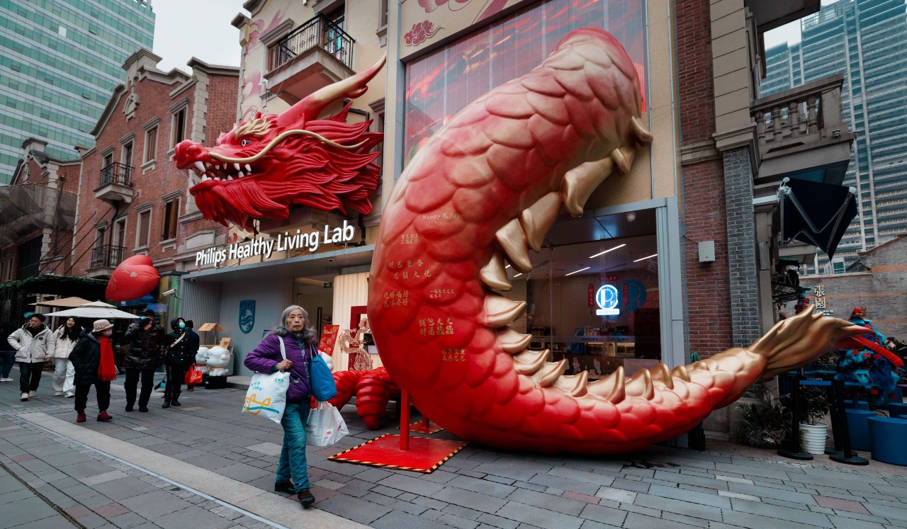 Εορταστική διακόσμηση για την κινεζική Πρωτοχρονιά και τη νέα Χρονιά του Δράκου στην αγορά της Κίνας