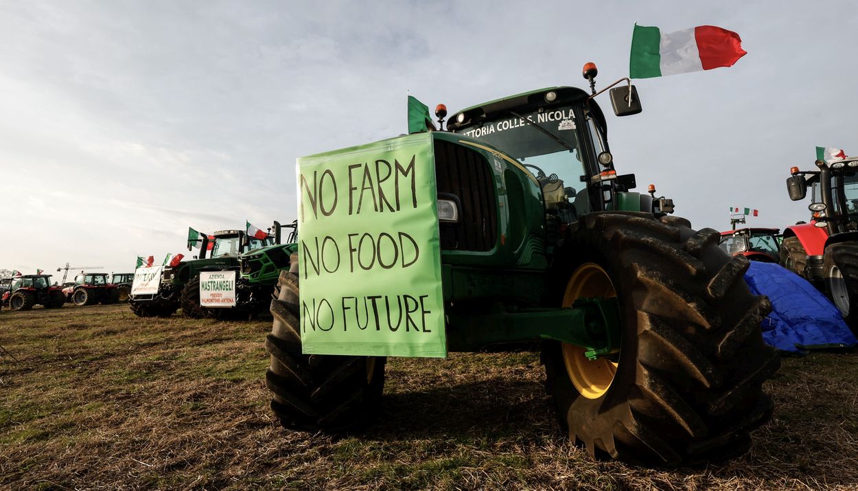 Διαμαρτυρία από Ιταλούς αγρότες για τις ευρωπαϊκές γεωργικές πολιτικές © EPA/GIUSEPPE LAMI