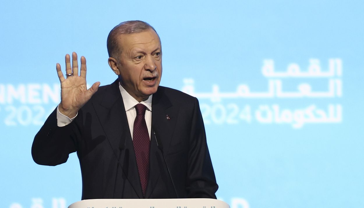 Ο Τούρκος πρόεδρος Ταγίπ Ερντογάν μιλάει στην Παγκόσμια Σύνοδο Κορυφής στο Ντουμπάι© EPA/STR