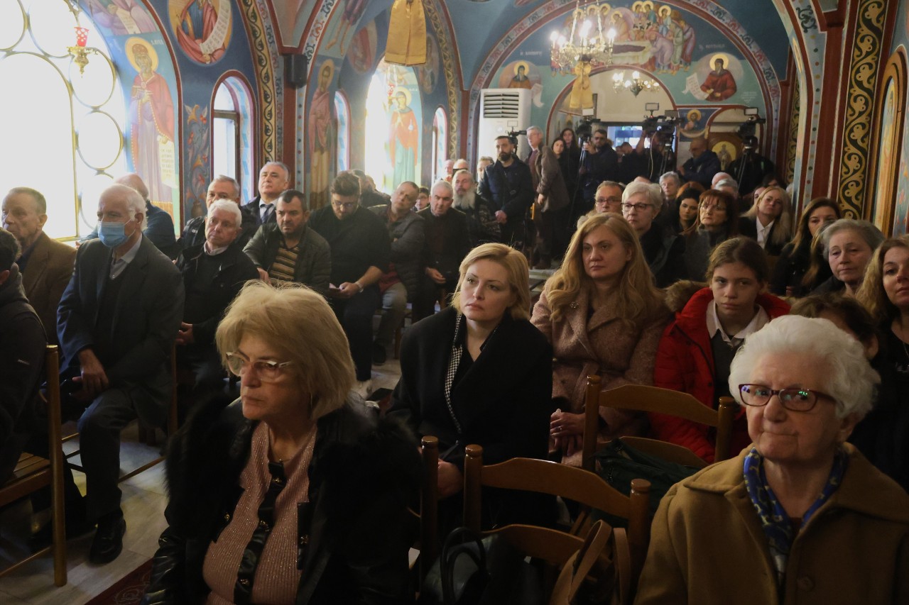 Συγγενείς, φίλοι και απλοί πολίτες παρευρίσκονται στο ετήσιο μνημόσυνο για τα 57 θύματα του σιδηροδρομικού δυστυχήματος των Τεμπών, στον Ι.Ν. Αγίου Διακόνου Φιλίππου εντός του Νέου Σιδηροδρομικού Σταθμού στη Θεσσαλονίκη, το Σάββατο 24 Φεβρουαρίου 2024. ΑΠΕ-ΜΠΕ/ΑΠΕ-ΜΠΕ/ΝΙΚΟΣ ΑΡΑΜΠΑΤΖΗΣ
