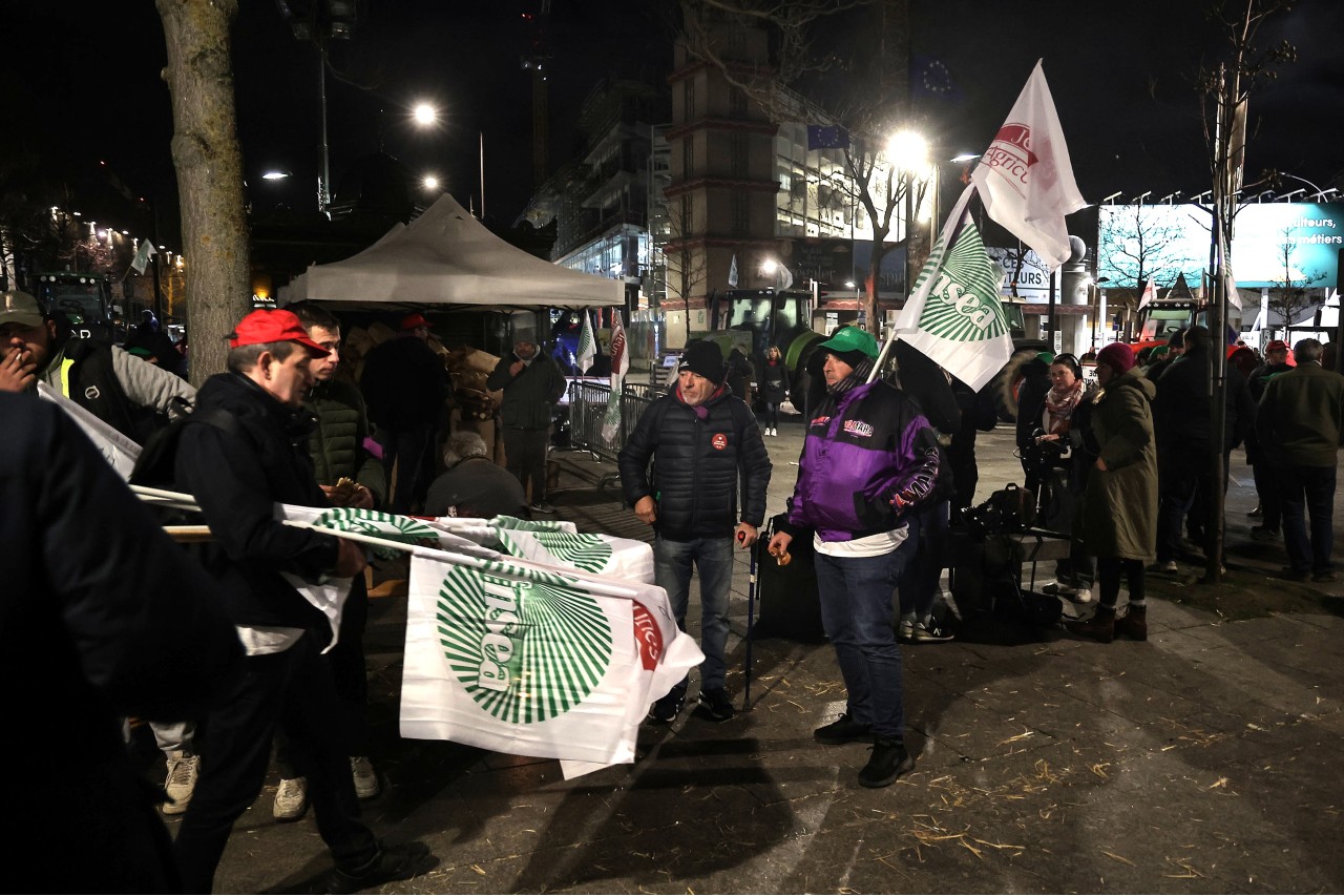 Γαλλία: Διαδηλωτές αγρότες σε συμπλοκές κατά την επίσκεψη Μακρόν