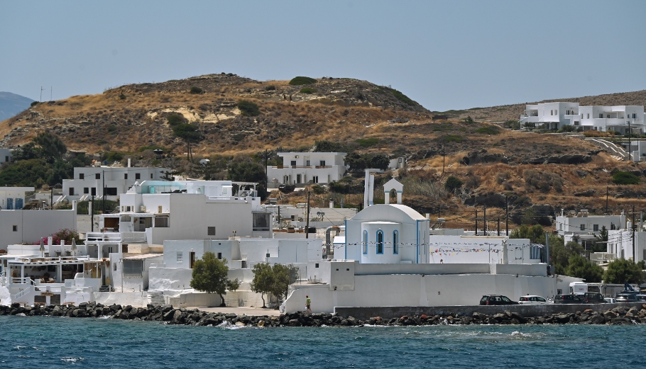 V Tourism: “Νόμιμη η αδειοδότηση του Domes White Coast στη Μήλο” – Τι απαντά για το πόρισμα της Εθνικής Αρχής Διαφάνειας
