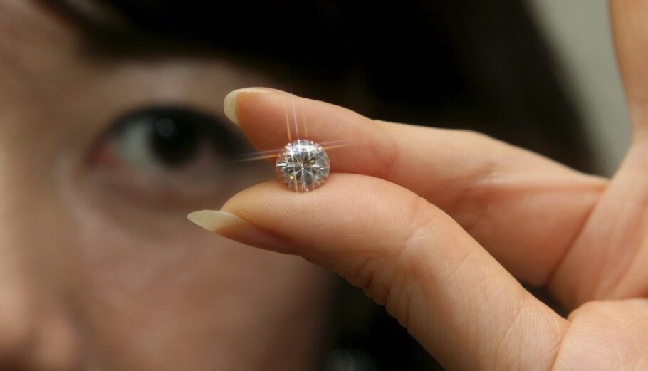 Υπάλληλος της ιαπωνικής εταιρείας Nissho Electronics δείχνει το τεχνητό διαμάντι Nanovis