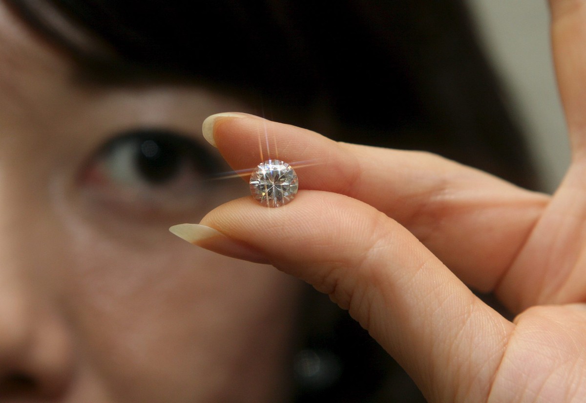Υπάλληλος της ιαπωνικής εταιρείας Nissho Electronics δείχνει το τεχνητό διαμάντι Nanovis