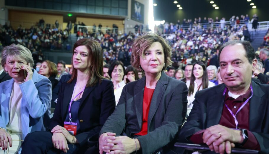 Στιγμιότυπο από το συνέδριο του ΣΥΡΙΖΑ όπου διακρίνονται οι Όλγα Γεροβασίλη, Κατερίνα Νοτοπούλου, Έλενα Ακρίτα (ΓΙΩΡΓΟΣ ΚΟΝΤΑΡΙΝΗΣ/EUROKINISSI)