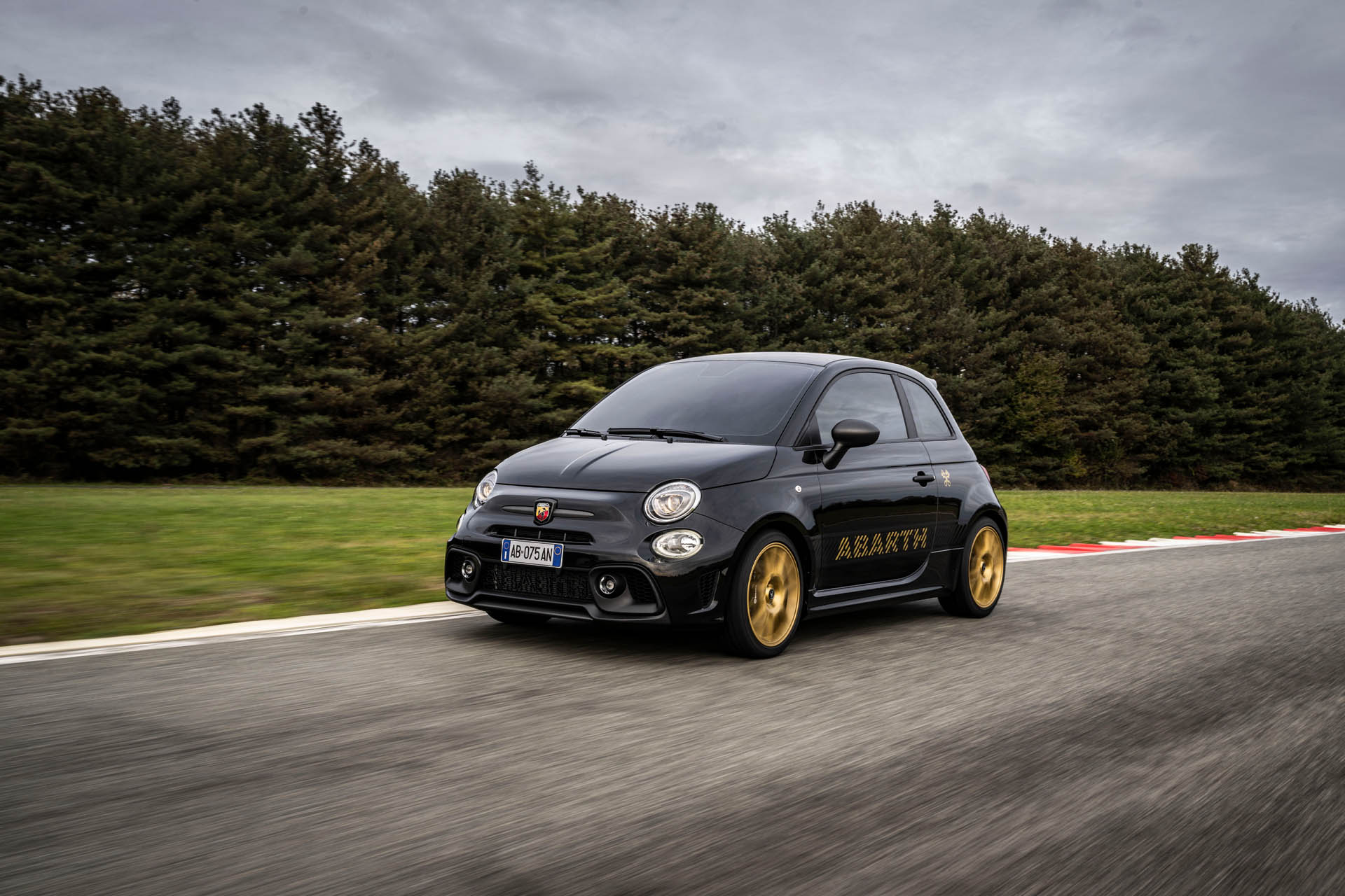 Η περιορισμένη έκδοση του επετειακού Abarth 695 75° Anniversario