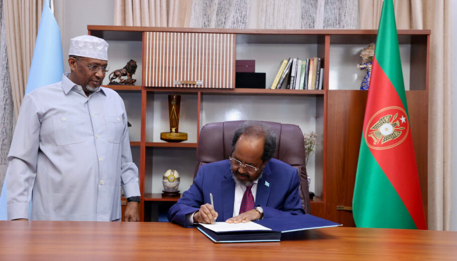 Ο πρόεδρος της Σομαλίας Χασάν Σεΐχ Μοχάμουντ υπoγράφει την αμυντική συμφωνία με την Τουρκία©twitter/hassansmohamud
