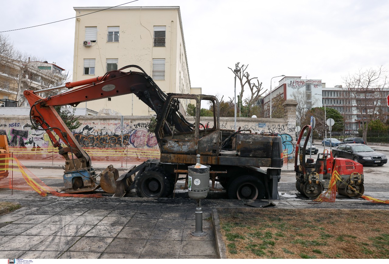 Κουκουλοφόροι πυρπόλησαν σκαπτικό μηχάνημα τα ξημερώματα, έξω από το Αριστοτέλειο Πανεπιστήμιο στη Θεσσαλονίκη @Intime News ΑΒΡΑΜΙΔΗΣ ΑΛΕΞΑΝΔΡΟΣ