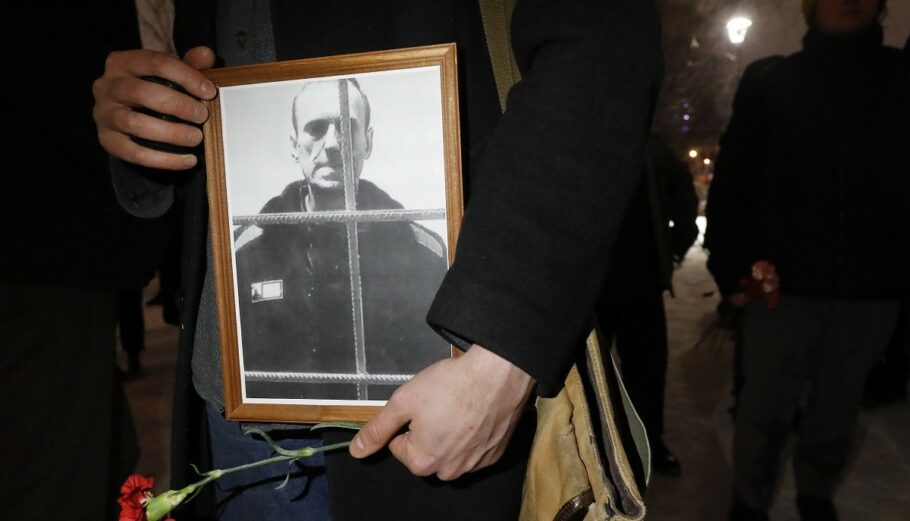 Πολίτες της Αγίας Πετρούπολης αφήνουν λουλούδια κι ανάβουν κεριά δίπλα σε φωτογραφίες του Αλεξέι Ναβάλνι @EPA/ANATOLY MALTSEV