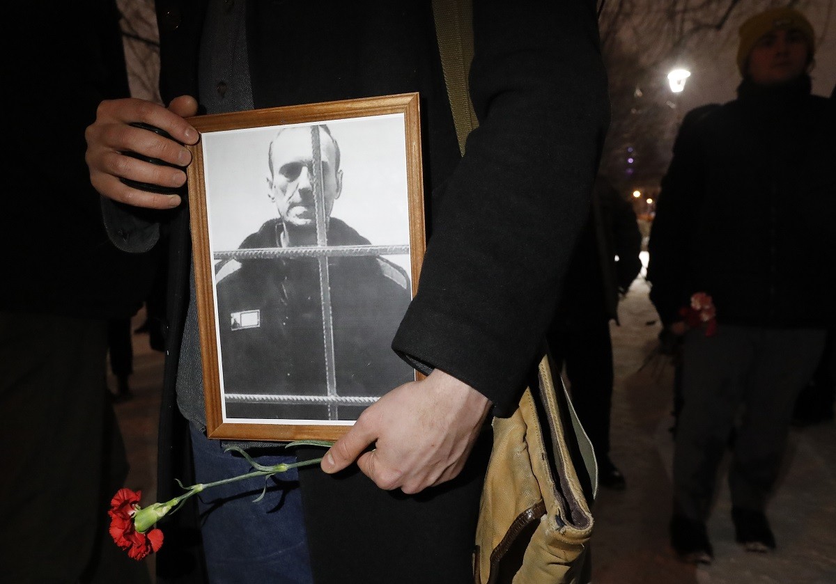 Πολίτες της Αγίας Πετρούπολης αφήνουν λουλούδια κι ανάβουν κεριά δίπλα σε φωτογραφίες του Αλεξέι Ναβάλνι @EPA/ANATOLY MALTSEV
