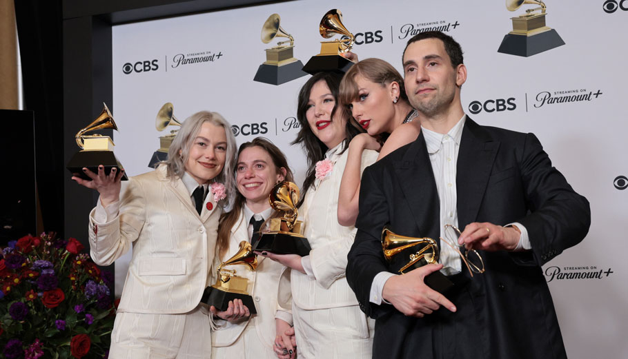 Οι νικητές των Grammy 2024, Phoebe Bridgers, Julien Baker και Lucy Dacus των Boygenius, Taylor Swift και Jack Antonoff ποζάρουν με τα βραβεία τους © EPA/ALLISON DINNER