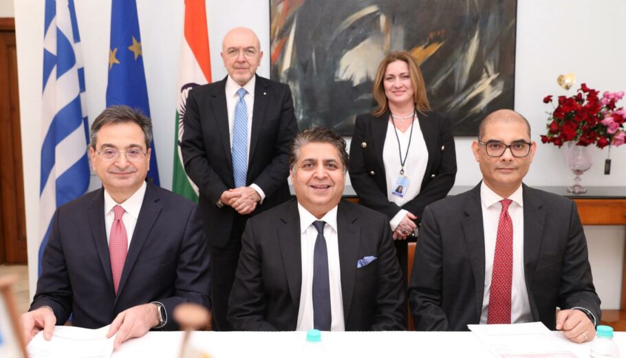 Από αριστερά προς τα δεξιά: Φωκίων Καραβίας, CEO της Eurobank Sanjay Tugnait, Πρόεδρος και Διευθύνων Σύμβουλος της Fairfax Digital Services Ritesh Shukla, CEO της NIPL Κώστας Φραγκογιάννης, Υφυπουργός Εξωτερικών Μάιρα Μυρογιάννη, Γενική Γραμματέας Διεθνών Οικονομικών Σχέσεων και Εξωστρέφειας του υπουργείου Εξωτερικών και Πρόεδρος του Enterprise Greece@ΔΤ