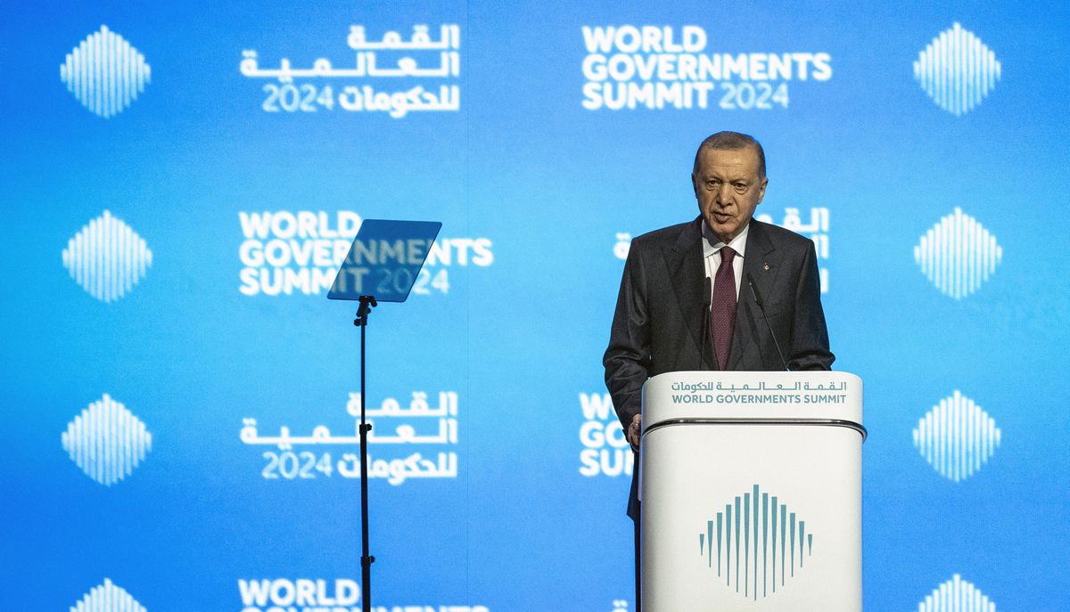 Ο Τούρκος πρόεδρος Ταγίπ Ερντογάν μιλάει στην Παγκόσμια Σύνοδο Κορυφής της Κυβέρνησης στο Ντουμπάι© EPA/STR