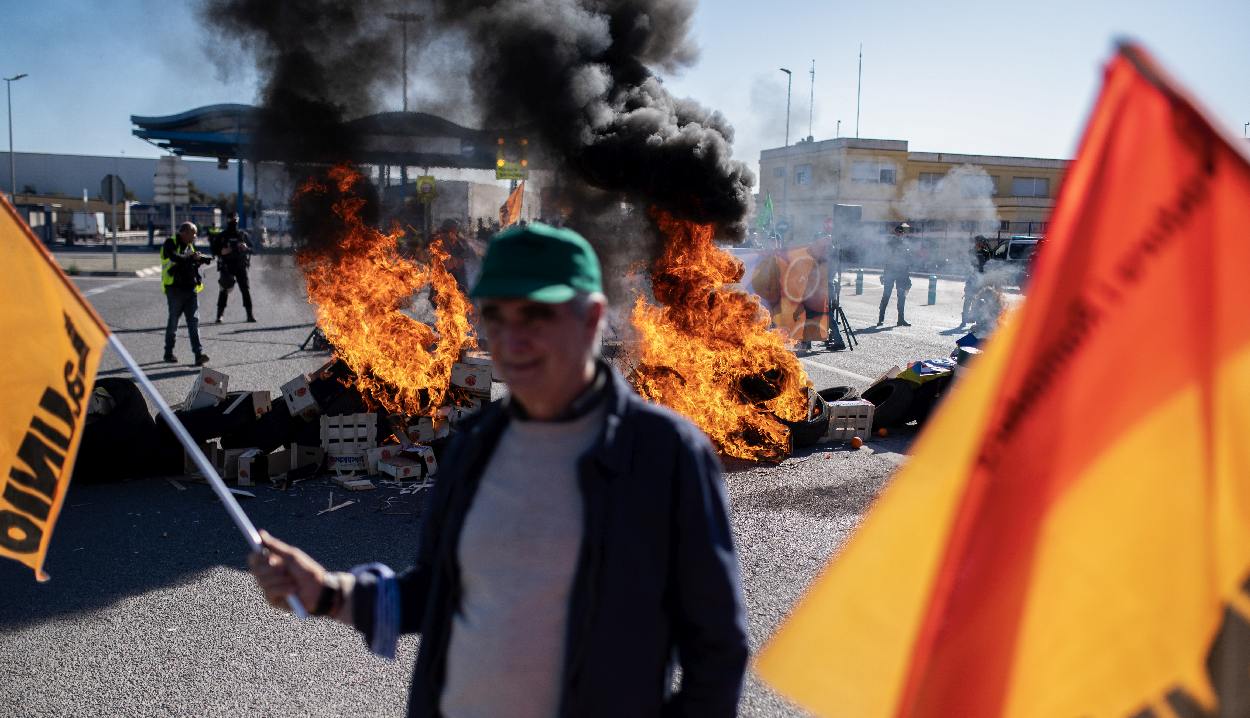 Διαμαρτυρία αγροτών στην Ισπανία για τους κανόνες της ΕΕ © EPA/ANDREU ESTEBAN