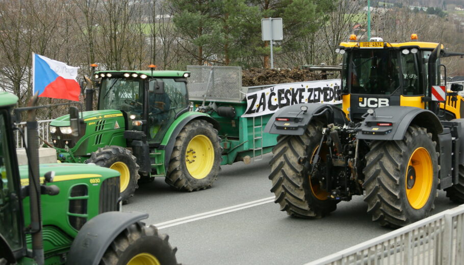 Αγρότες στα σύνορα της Τσεχίας © EPA/JAREK PRASZKIEWIC POLAND OUT