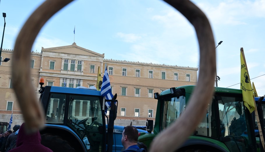 Αγρότες στην Αθήνα με τρακτέρ στο Σύνταγμα © EUROKINISSI/ΜΙΧΑΛΗΣ ΚΑΡΑΓΙΑΝΝΗΣ