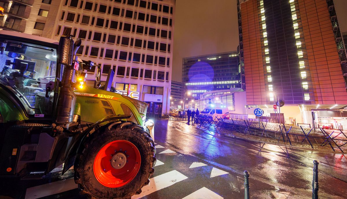 Aγρότες καταφθάνουν καθώς αστυνομικοί ασφαλίζουν την ευρωπαϊκή συνοικία γύρω από το κτίριο Berlaymont της Ευρωπαϊκής Επιτροπής στις Βρυξέλλες, Βέλγιο © EPA/OLIVIER MATTHYS