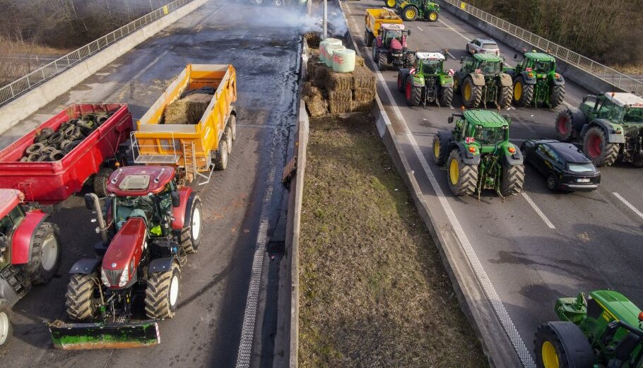 Αγρότες στο Βέλγιο κατευθύνονται με τα τρακτέρ στις Βρυξέλλες © EPA/OLIVIER HOSLET