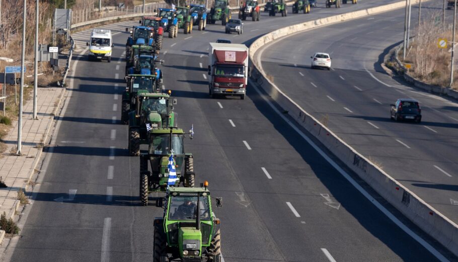 Αγρότες με τα τρακτέρ τους κατευθύνονται προς τη Θεσσαλονίκη και την Agrotica στη ΔΕΘ © ΑΠΕ-ΜΠΕ/ΑΧΙΛΛΕΑΣ ΧΗΡΑΣ