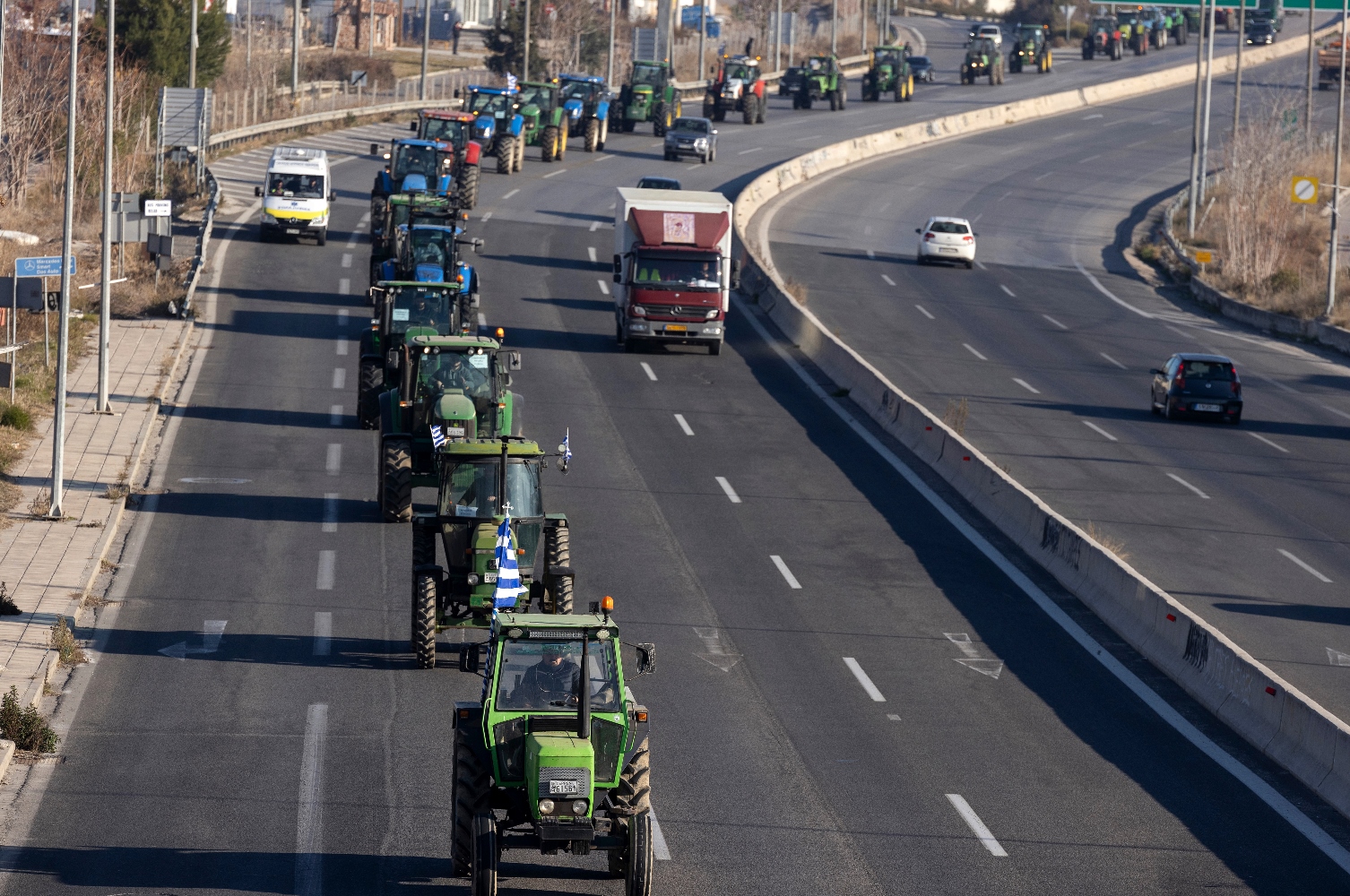 Αγρότες με τα τρακτέρ τους κατευθύνονται προς τη Θεσσαλονίκη και την Agrotica στη ΔΕΘ © ΑΠΕ-ΜΠΕ/ΑΧΙΛΛΕΑΣ ΧΗΡΑΣ