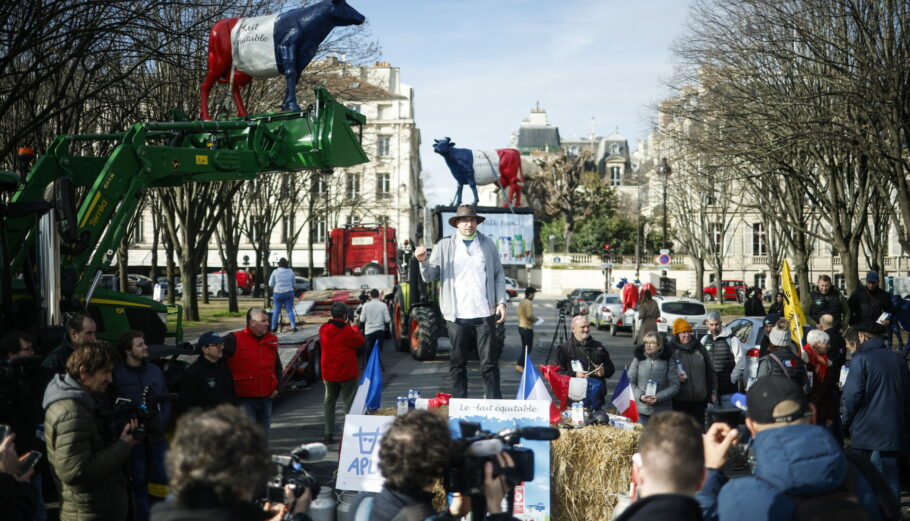Διαμαρτυρία των αγροτών στη Γαλλία © EPA/YOAN VALAT