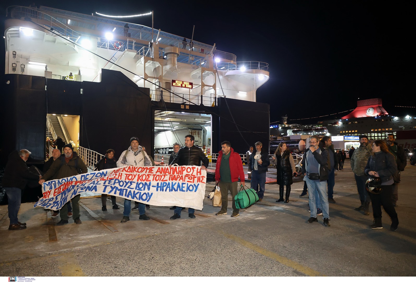 Αγρότες από το Ηράκλειο Κρήτης επιβιβάζονται στο πλοίο για Αθήνα © Intime