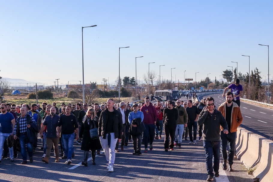 Συμβολικός αποκλεισμός της εθνικής οδού στο ύψος του κόμβου της Νίκαιας στη Λάρισα απο αγρότες@eurokinissi